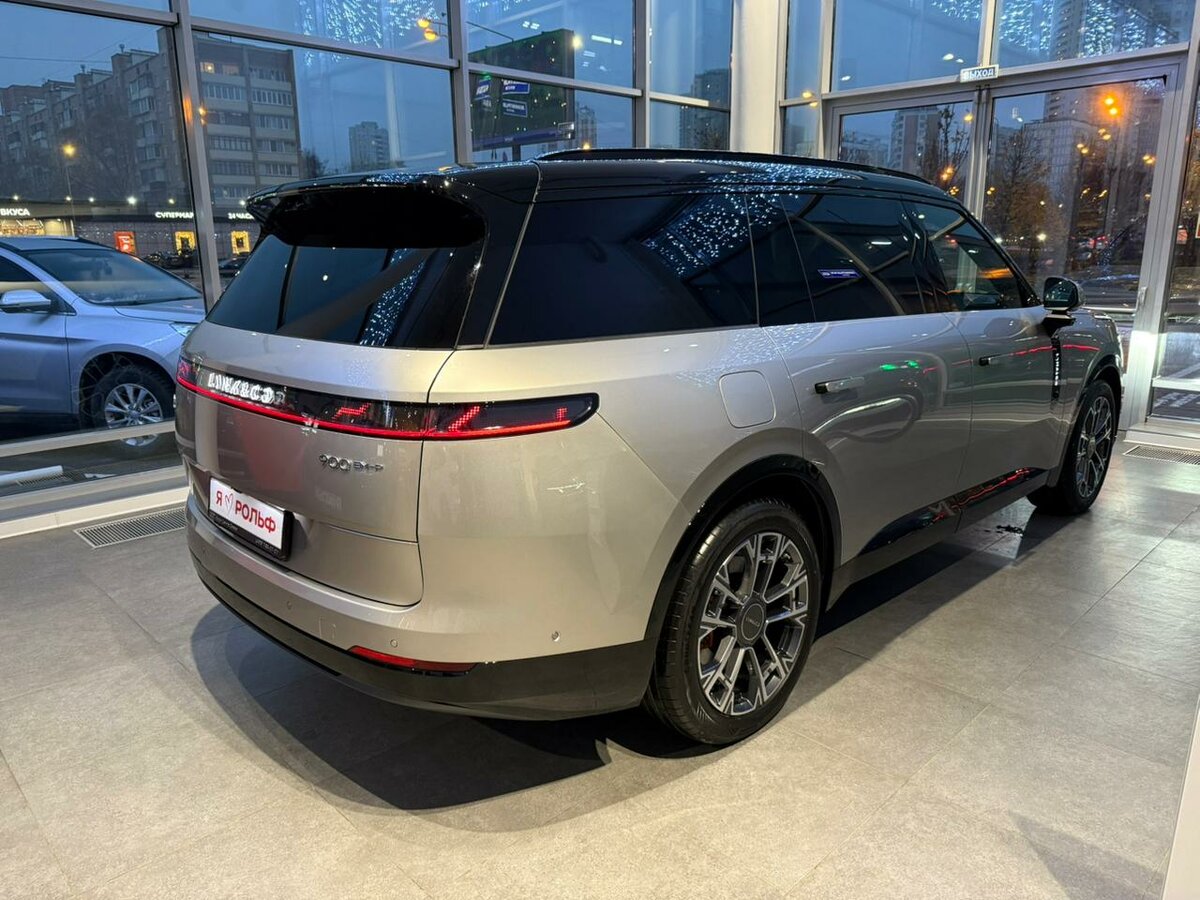 Lynk & Co 900