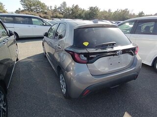 2022 Toyota Yaris IV, серый, 795000 рублей, вид 4