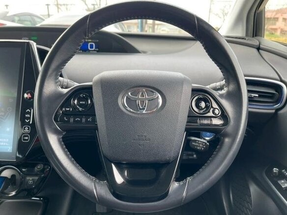 2022 Toyota Prius IV Рестайлинг (XW50), белый, 1560000 рублей - вид 9