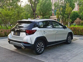 2022 Toyota Yaris L X XP150 Рестайлинг, серебристый, 1398000 рублей, вид 4