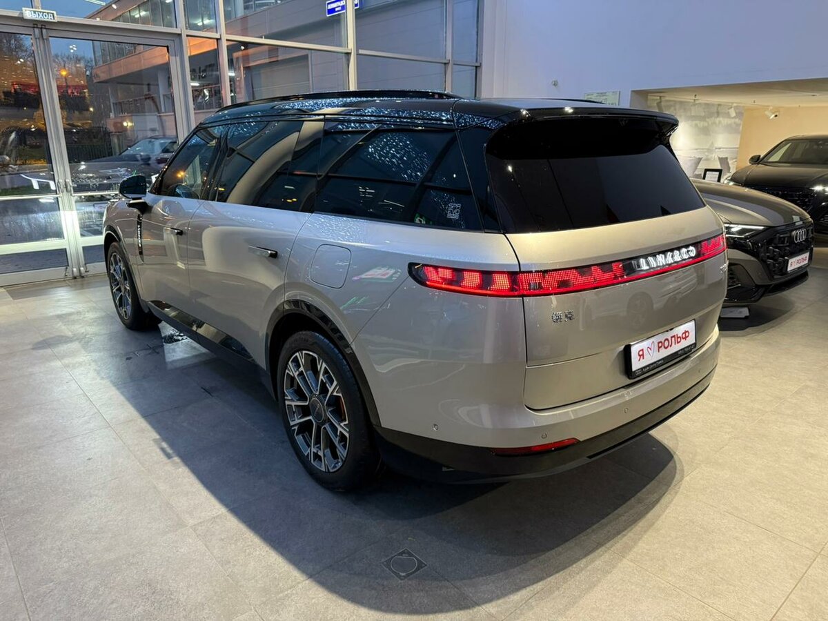 Lynk & Co 900