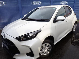 2022 Toyota Yaris IV, белый, 777809 рублей, вид 1