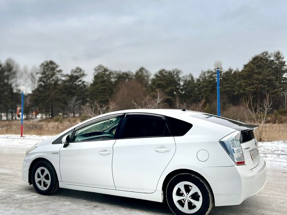 2011 Toyota Prius III Рестайлинг (XW30), белый, 980000 рублей - вид 5