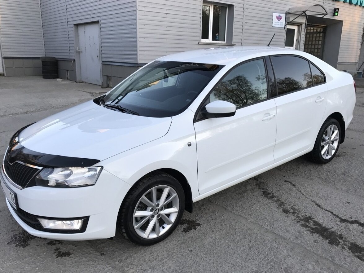 Белая Skoda Rapid 2015