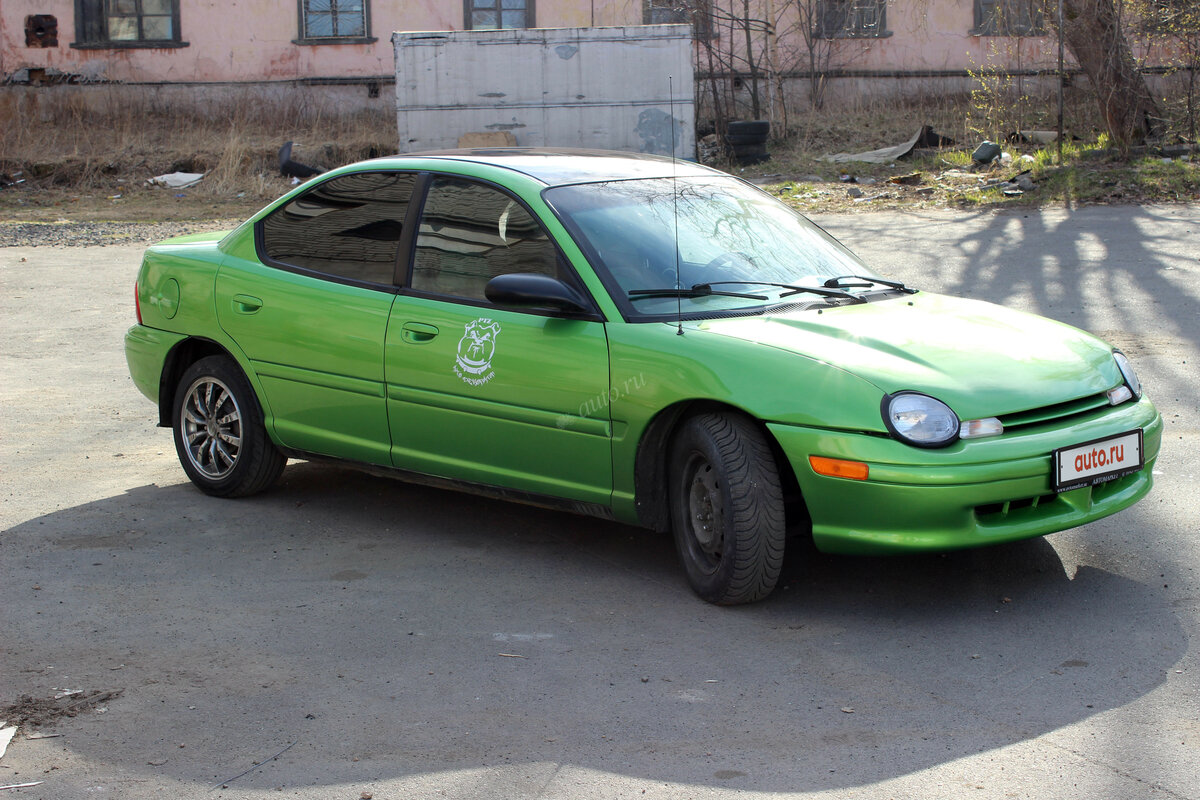 1997 Dodge Neon, зелёный.
