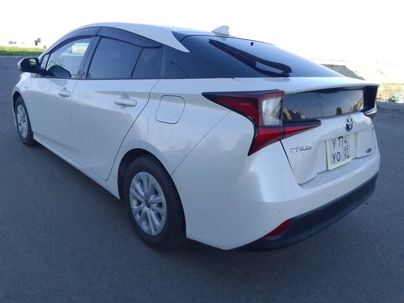 2019 Toyota Prius IV Рестайлинг (XW50), белый, 1900000 рублей - вид 4