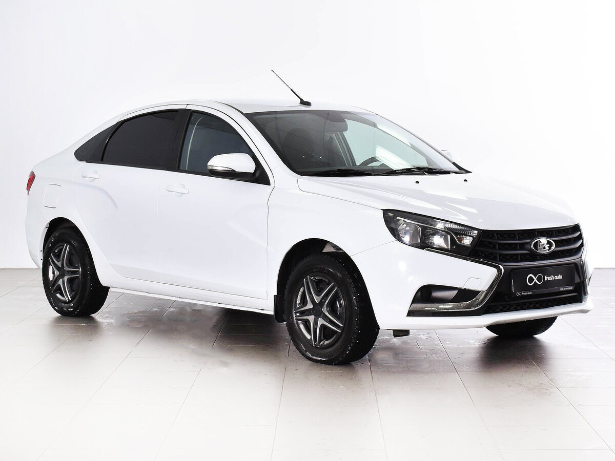 Белая Lada Vesta CNG