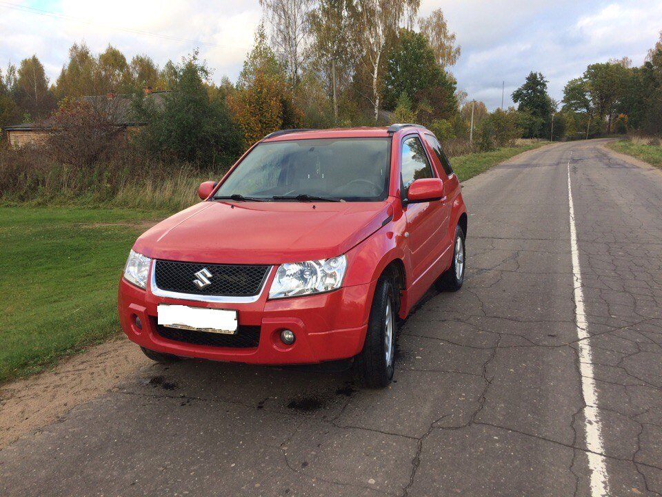 Suzuki Grand Vitara красная