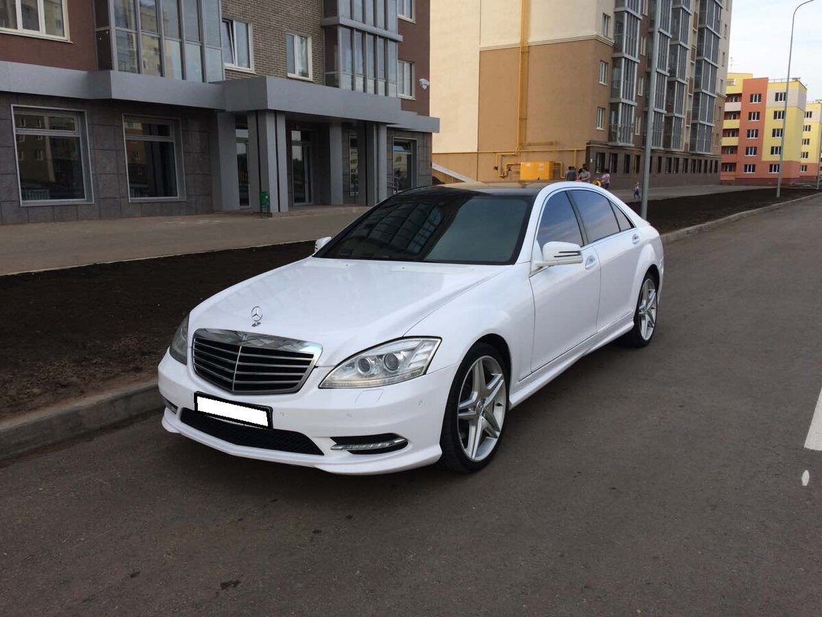Мерседес 221 белый с черной крышей