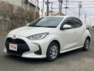2022 Toyota Yaris IV, белый, 800000 рублей, вид 1