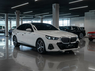 2024 BMW 5 серии 530i xDrive VIII (G60/G61/G68), белый, 7850000 рублей, вид 2