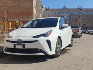 2019 Toyota Prius IV Рестайлинг (XW50), белый, 2150000 рублей, вид 1
