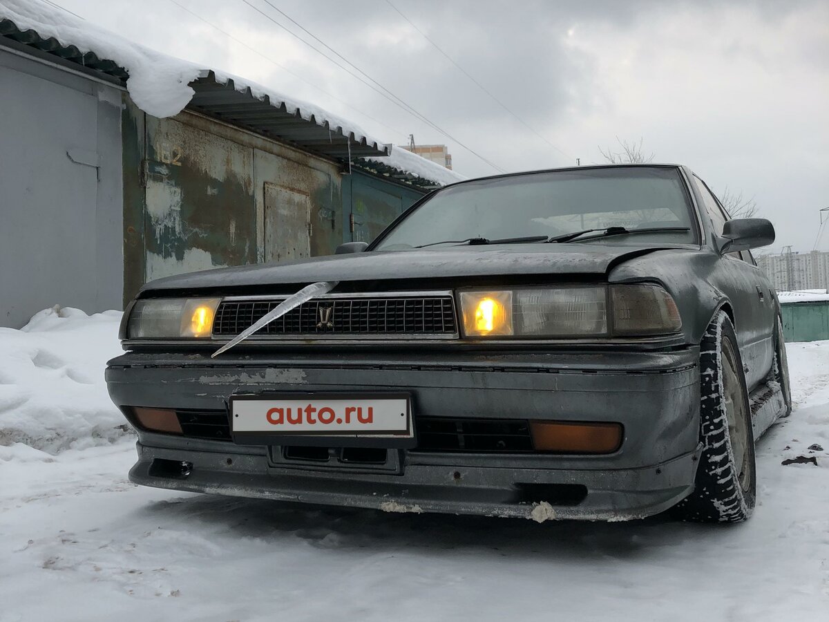 Автомобиль креста тойота