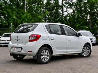 2020 Renault Sandero II Рестайлинг, белый, 940000 рублей, вид 2