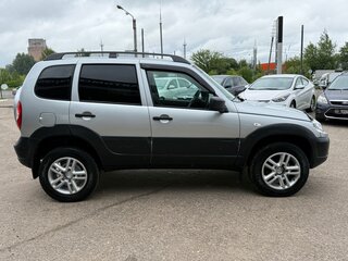 2018 Chevrolet Niva I Рестайлинг, серебристый, 820000 рублей, вид 4