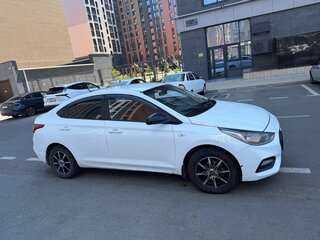 2017 Hyundai Solaris II, белый, 750000 рублей, вид 3