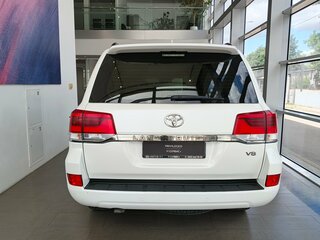 2016 Toyota Land Cruiser 200 Series Рестайлинг 2, белый, 4499000 рублей, вид 5