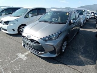2022 Toyota Yaris IV, серый, 795000 рублей, вид 2