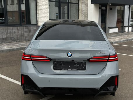 2024 BMW 5 серии 520i VIII (G60/G61/G68), серый, 6750000 рублей, вид 4