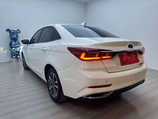 2022 Ford Escort VI Рестайлинг 2, белый, 910000 рублей, вид 4