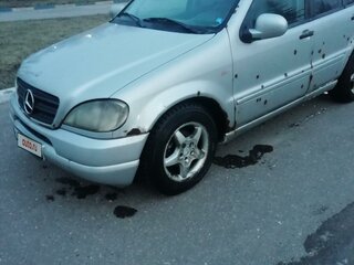 2000 Mercedes-Benz M-Класс 320 I (W163), серебристый, 350000 рублей, вид 1