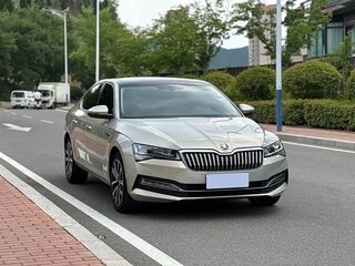 2023 Skoda Superb III Рестайлинг, серебристый, 2328000 рублей, вид 3