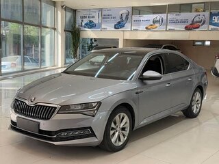 2022 Skoda Superb III Рестайлинг, серебристый, 2097000 рублей, вид 1