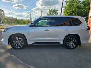 2018 Lexus LX 570 III Рестайлинг 2, белый, 8390000 рублей, вид 3