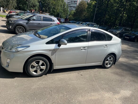 2010 Toyota Prius III (XW30), серебристый, 1050000 рублей - вид 3