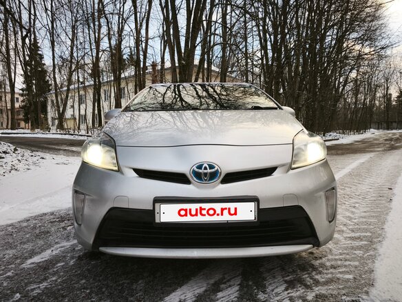 2015 Toyota Prius III Рестайлинг (XW30), серебристый, 1600000 рублей - вид 2