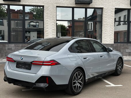 2024 BMW 5 серии 520i VIII (G60/G61/G68), серый, 6750000 рублей, вид 3