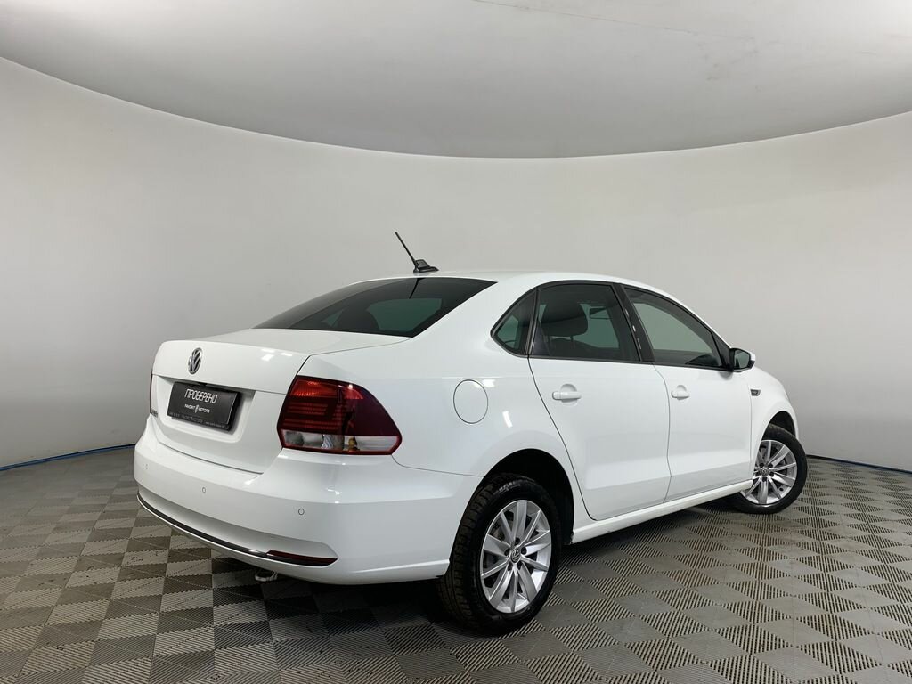Белый Volkswagen Polo с996тр125