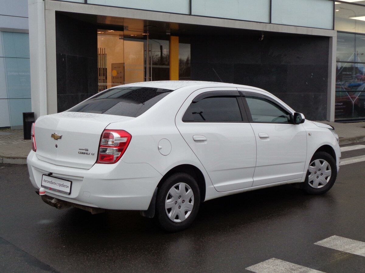 Chevrolet cobalt белый
