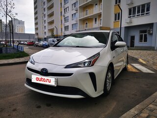 2019 Toyota Prius IV Рестайлинг (XW50), белый, 2150000 рублей, вид 1