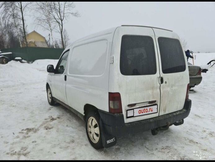 Белый ситроен берлинго