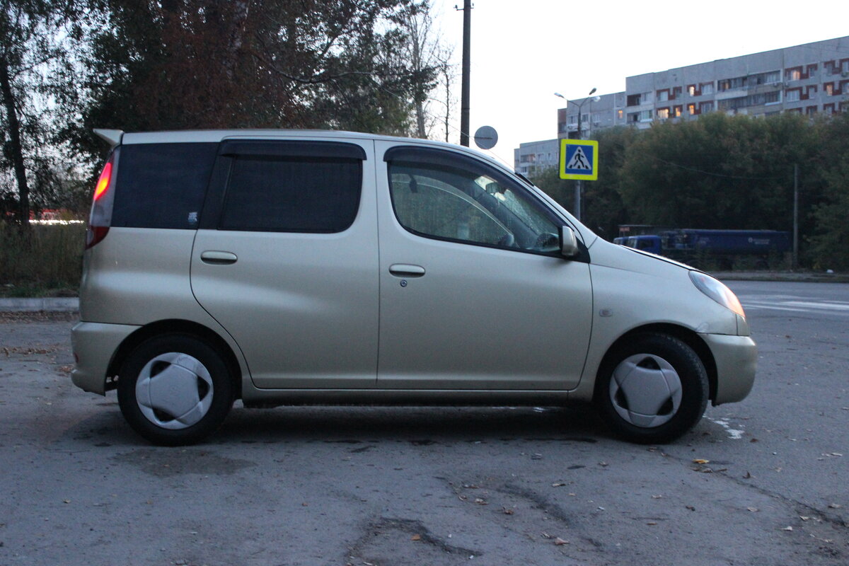 Toyota Funcargo 2000
