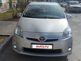 2010 Toyota Prius III (XW30), серебристый, 1250000 рублей, вид 1