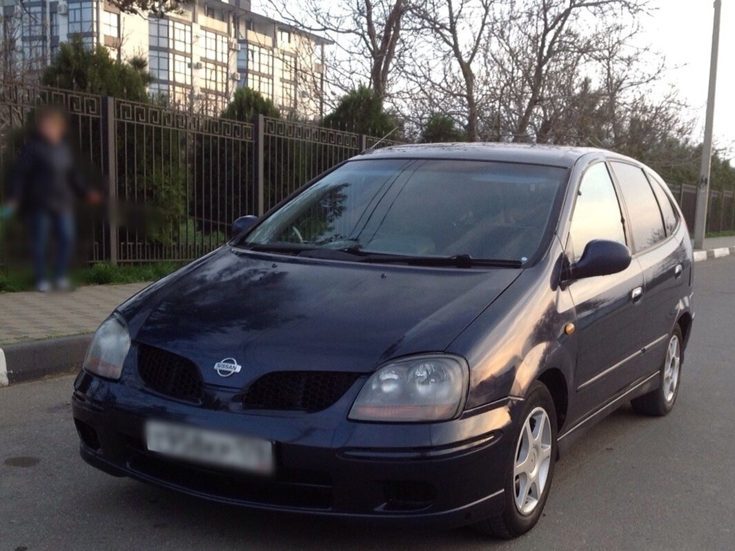 Ниссан Тино синий 2000