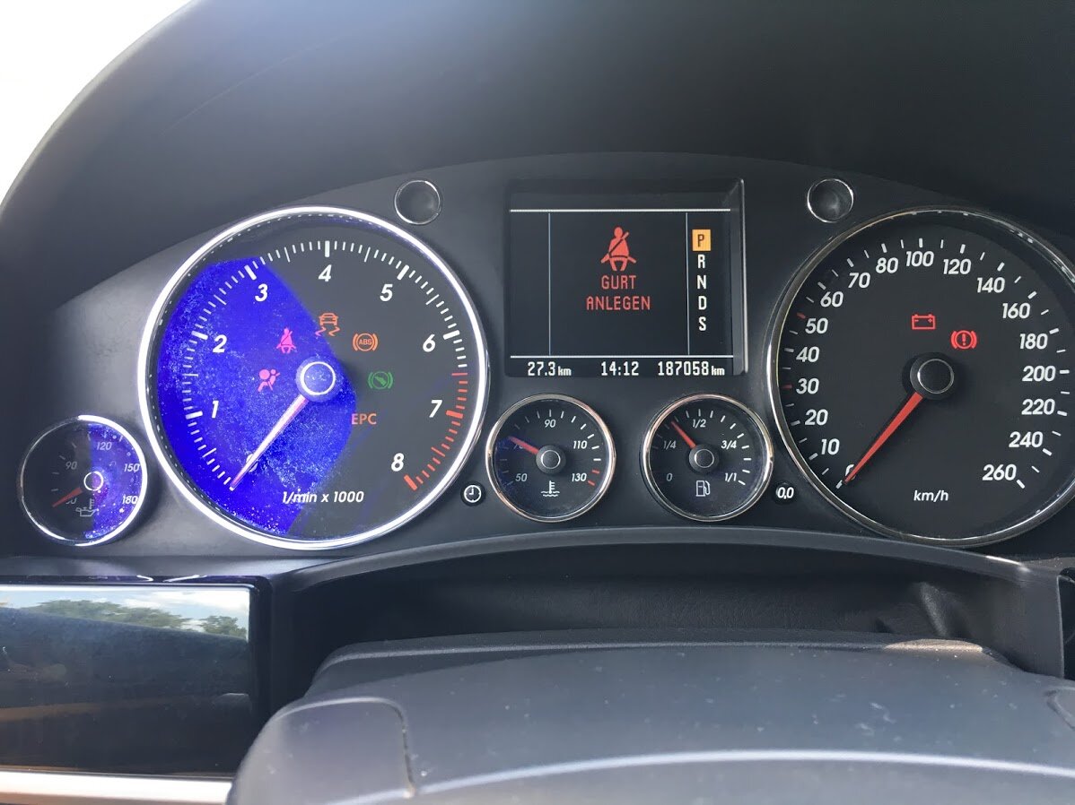 Горит желтая масленка фольксваген туарег