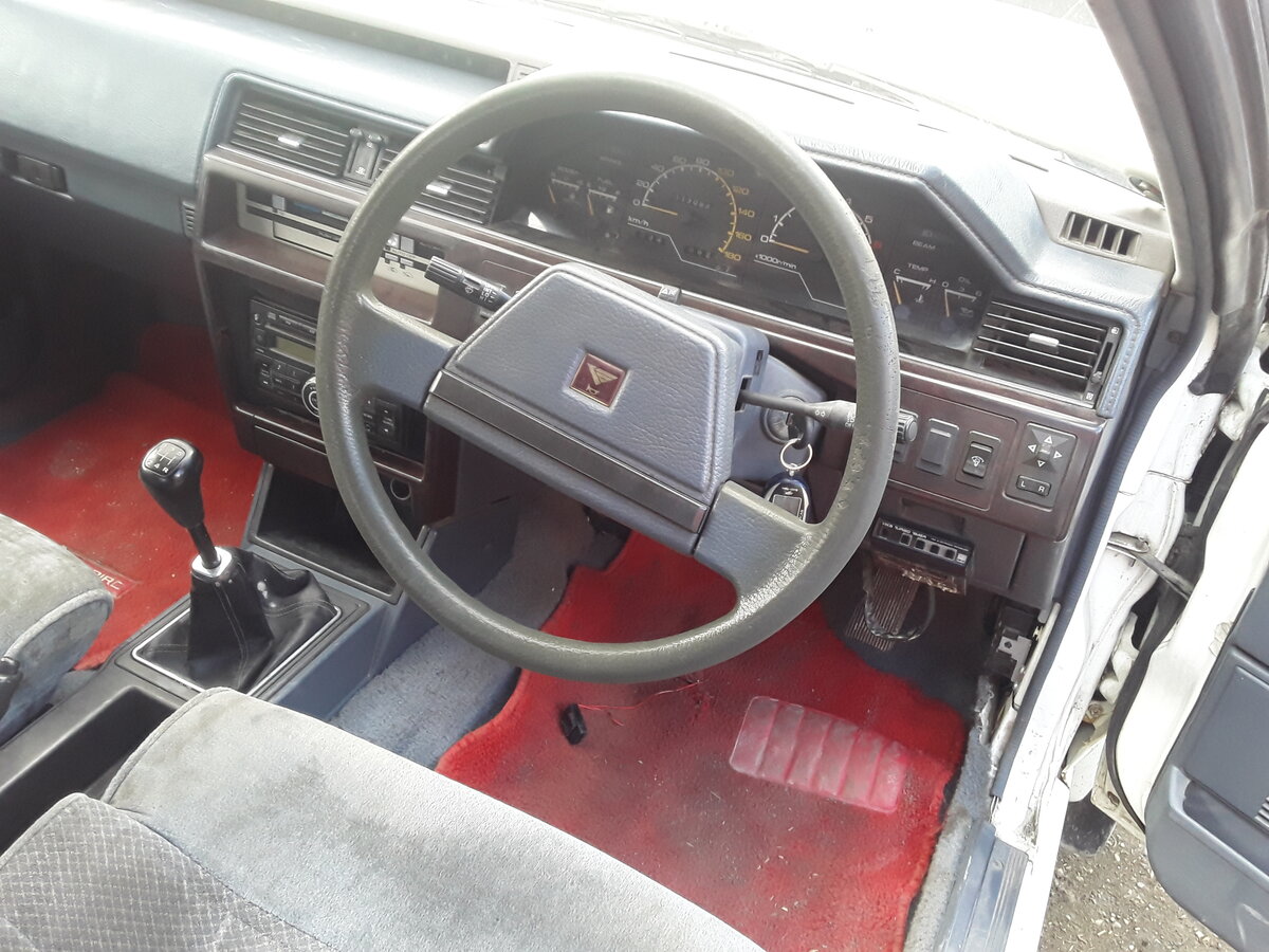 Nissan bluebird салон