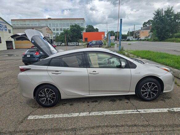 2016 Toyota Prius IV (XW50), серый, 2000000 рублей - вид 3