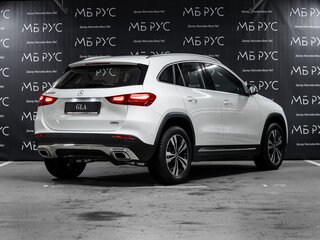 2025 Mercedes-Benz GLA 200 II (H247) Рестайлинг, белый, 5250000 рублей, вид 4