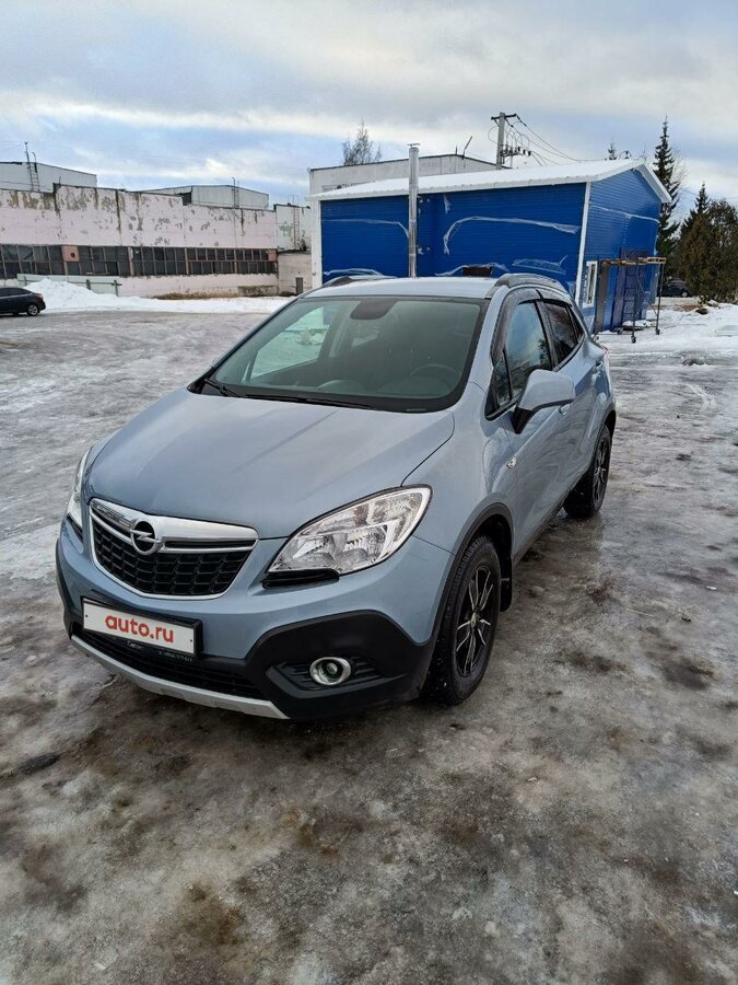 Голубой опель мокка