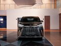 2025 Lexus LM 350h II, чёрный, 18790000 рублей - вид 2