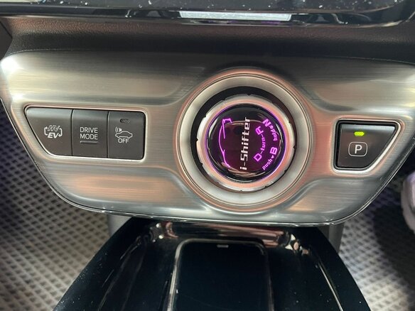 2017 Toyota Prius PHV ZVW52 IV (XW50), белый, 2500000 рублей - вид 13