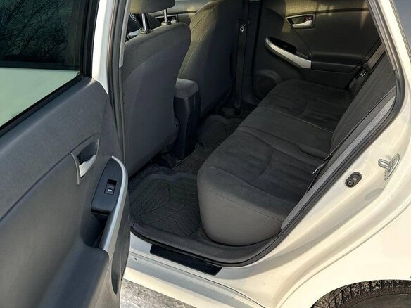 2011 Toyota Prius III Рестайлинг (XW30), белый, 980000 рублей - вид 10