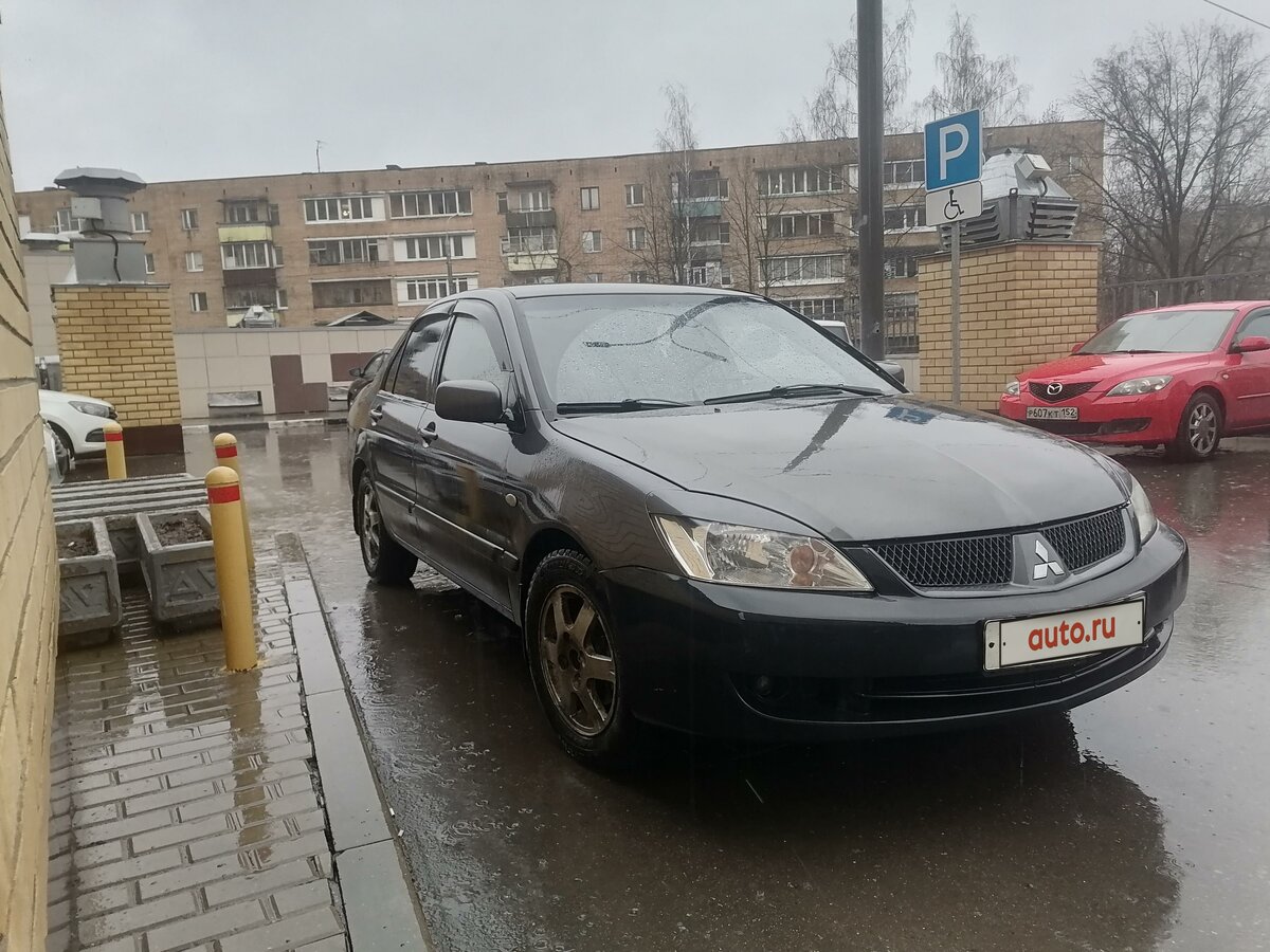 Митсубиси седан серый