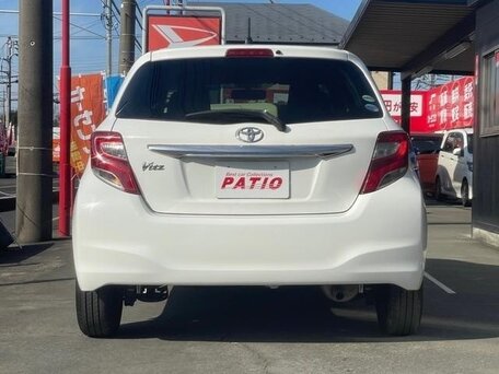 2015 Toyota Vitz III (XP130) Рестайлинг, белый, 752580 рублей, вид 5