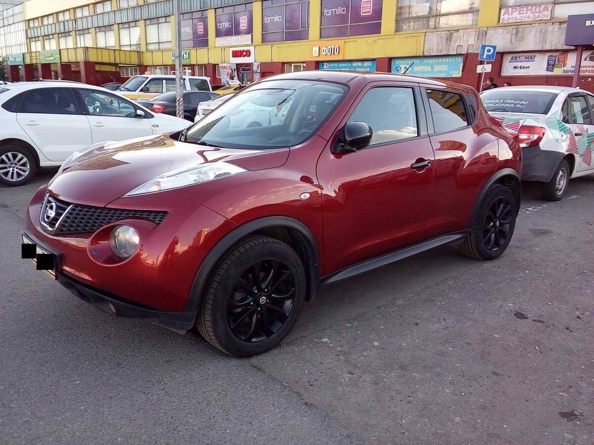 Красный Nissan Juke r18