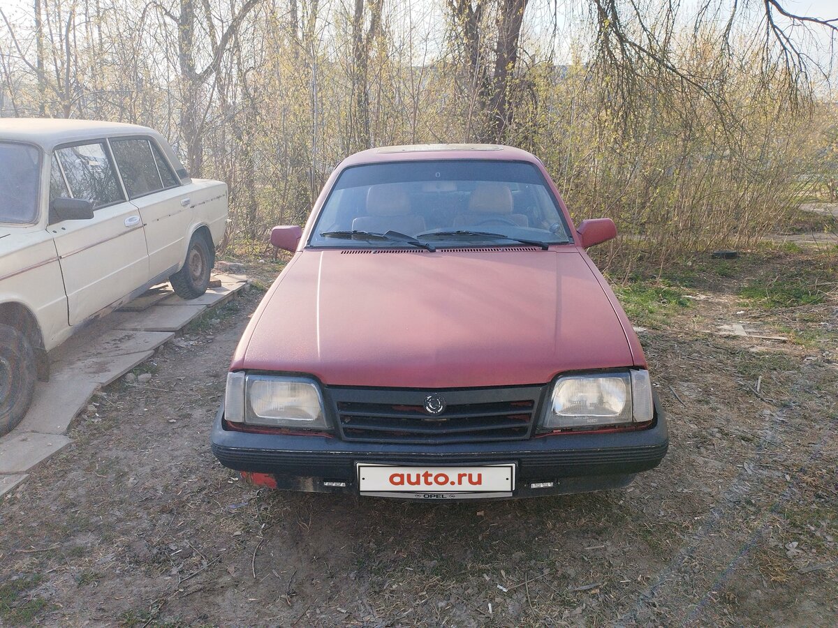 Опель красный купе